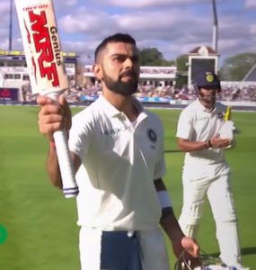 virat-kohli-raises-bat-to-acknowledge-applause-in-test-match