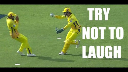 two-australian-cricketers-about-to-collide-while-running-to-take-the-catch