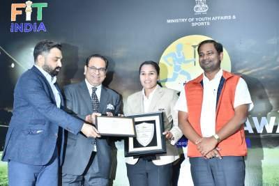 Captain of Indian Women's Hockey team Rani Rampal receiving FICCI India sportsperson of year award 2019
