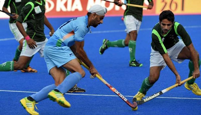 mandeep-singh-dribbling-past-pakistani-hockey-players