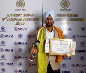 Mandeep-Singh-wins-Hockey-India-Dhanraj-Pillay-Award-for-Forward-of-the-Year-2019