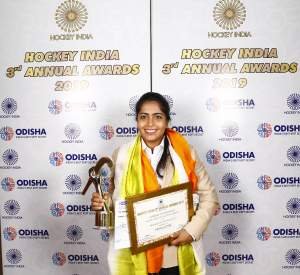 Neha-Goyal-wins-Hockey-India-Ajit-Pal-Singh-Award-for-Midfielder-of-the-Year-2019__
