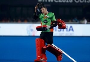 goalkeeper-Tyler-Lovel-acknowledging-crowd-after-matchl 