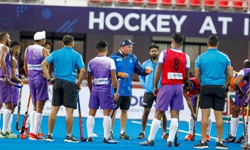 indian-mens-hockey-coach-graham-reid-in-discussion-with-players-during-practice