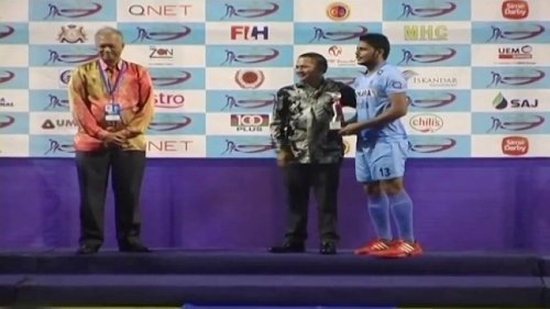 indian-hockey-player-harmanpreet-singh-accepting-award-on-stage