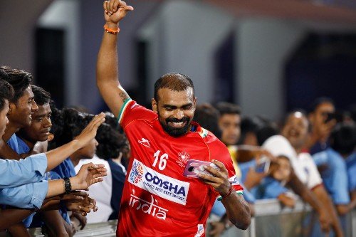 sreejesh-surrounded-by-fans-post-match